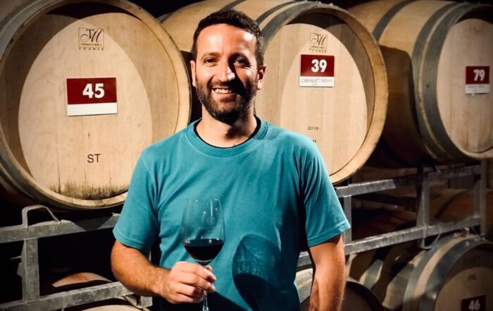Enologo en bodega con copa de Vino Nival Malbec